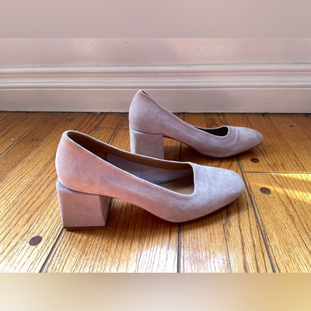 LOQ Villa in lavender suede chunky heel pump
